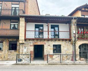 Vista exterior de Casa adosada en venda en Cabezón de la Sal amb Terrassa