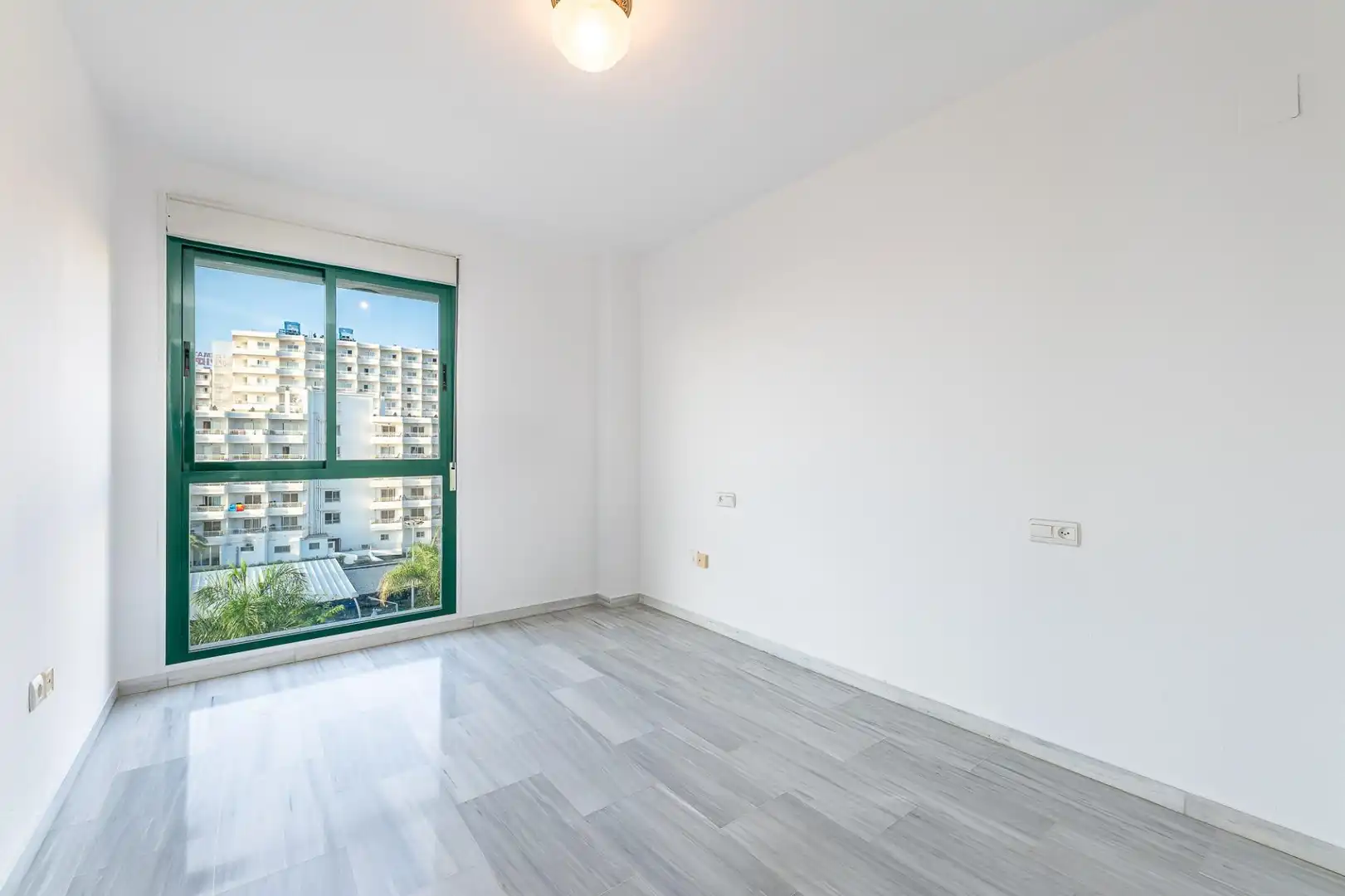 Dormitori de Apartament en venda en Torremolinos amb Aire condicionat, Calefacció i Jardí privat