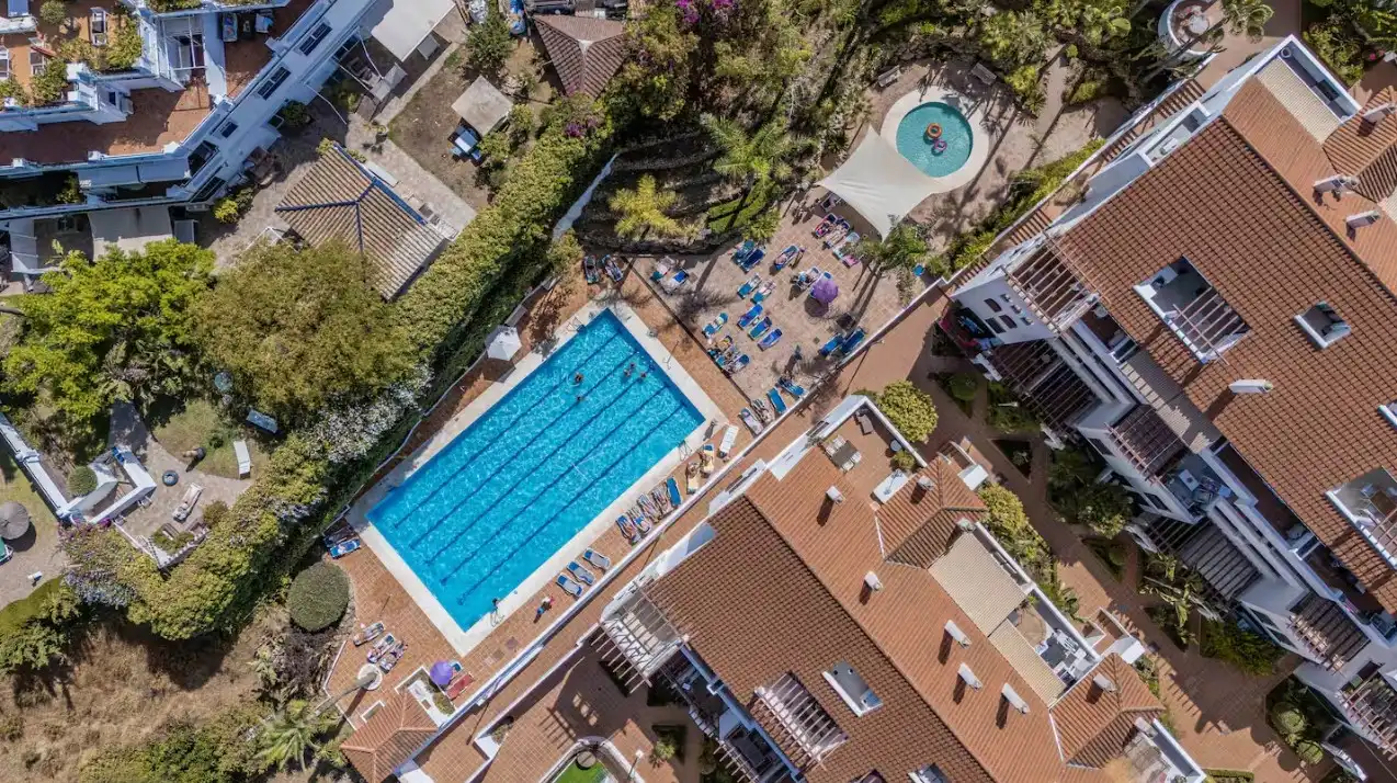 Piscina de Piso en venta en Marbella con Aire acondicionado, Jardín privado y Parquet