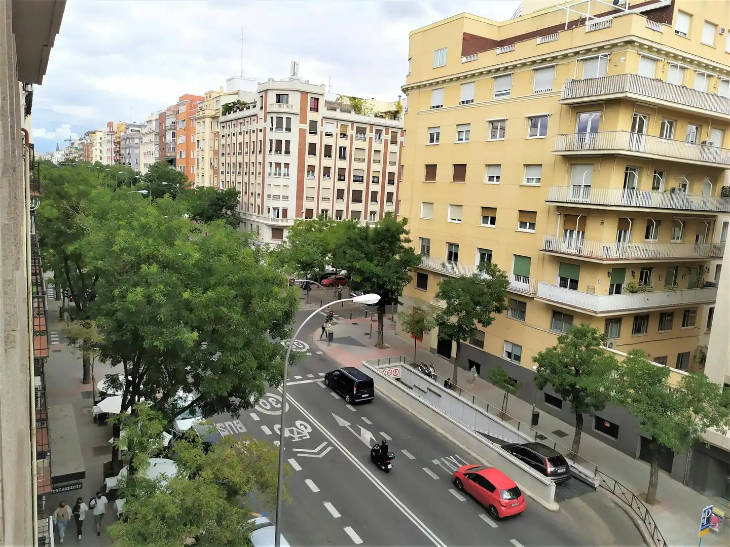 Vista exterior de Pis de lloguer en Madrid amb Aire condicionat, Calefacció i Jardí privat