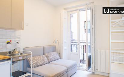 Bedroom of Flat to rent in  Madrid Capital  with Air Conditioner, Heating and Balcony