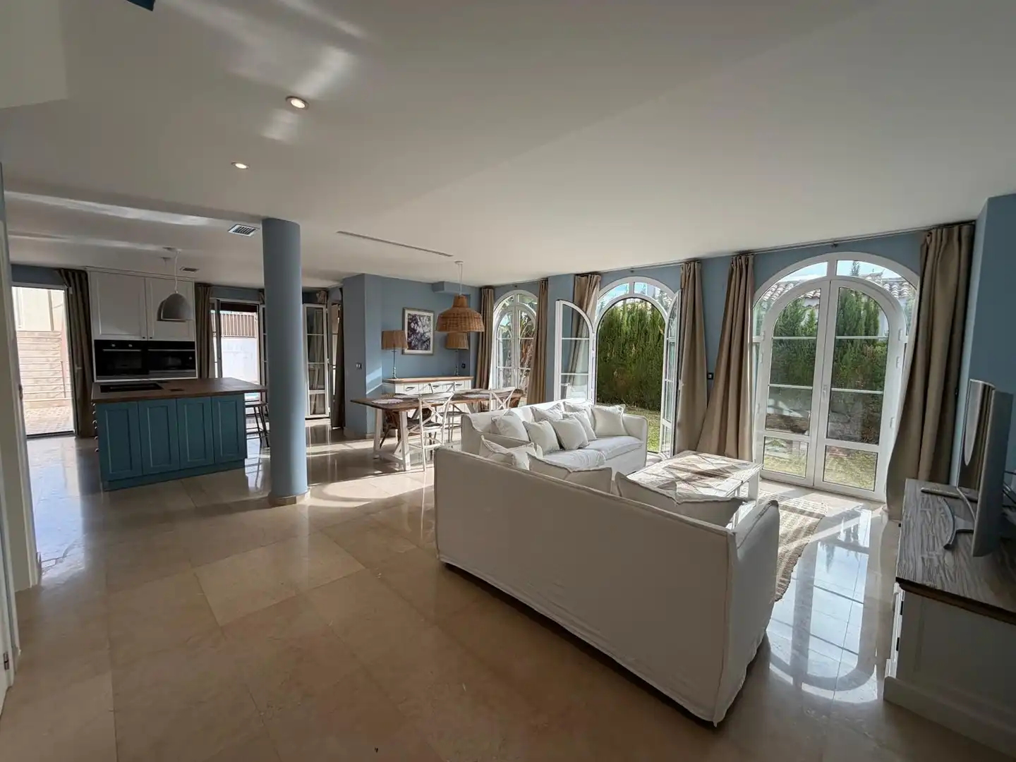 Sala d'estar de Casa o xalet en venda en Finestrat amb Aire condicionat, Jardí privat i Traster