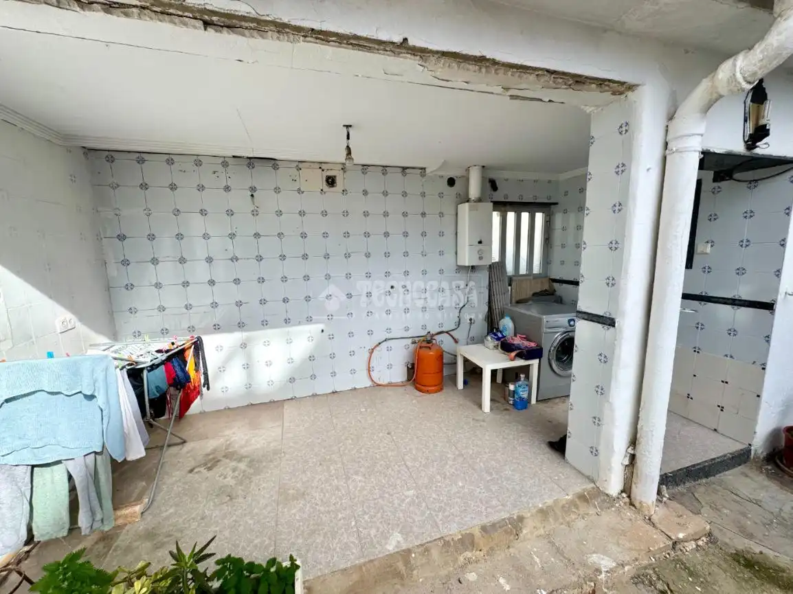 Einfamilien-Reihenhaus zum Verkauf in Paterna mit Klimaanlage, Privatgarten und Abstellraum