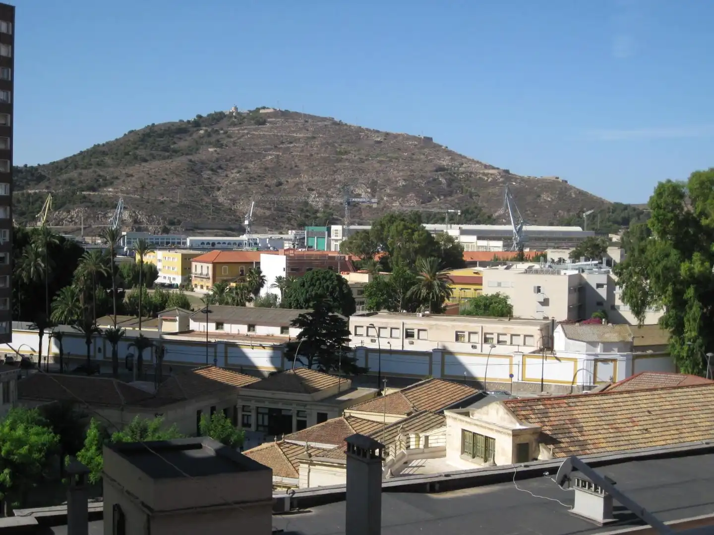 Vista exterior de Piso de alquiler en Cartagena con Amueblado y Balcón