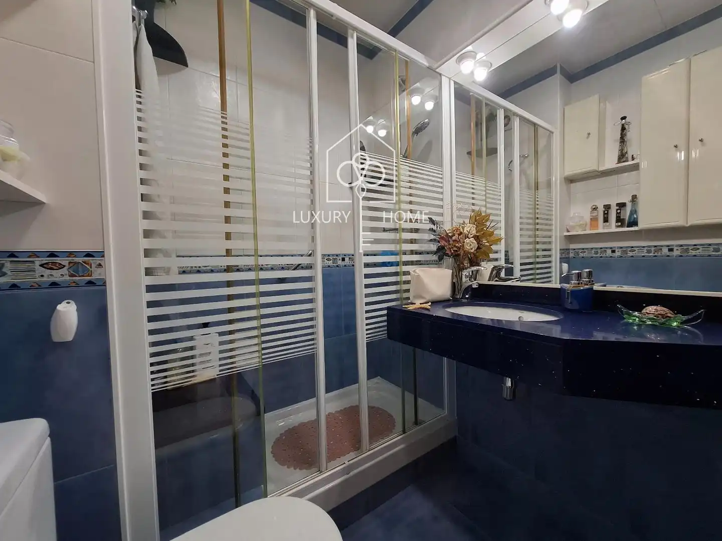 Baño de Ático en venta en L'Hospitalet de Llobregat con Aire acondicionado, Calefacción y Parquet