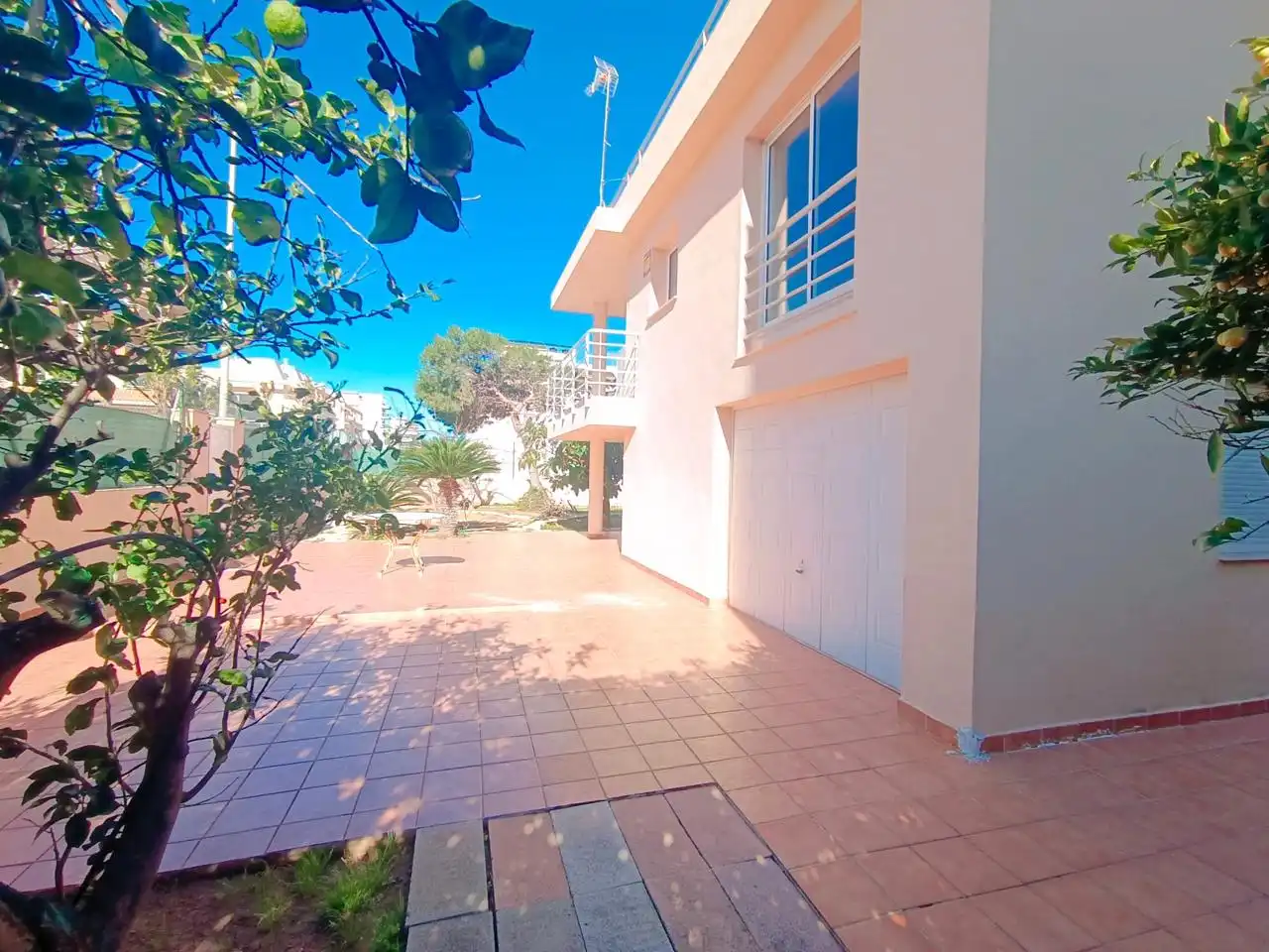 Vista exterior de Casa o xalet en venda en Oliva amb Aire condicionat, Jardí privat i Terrassa
