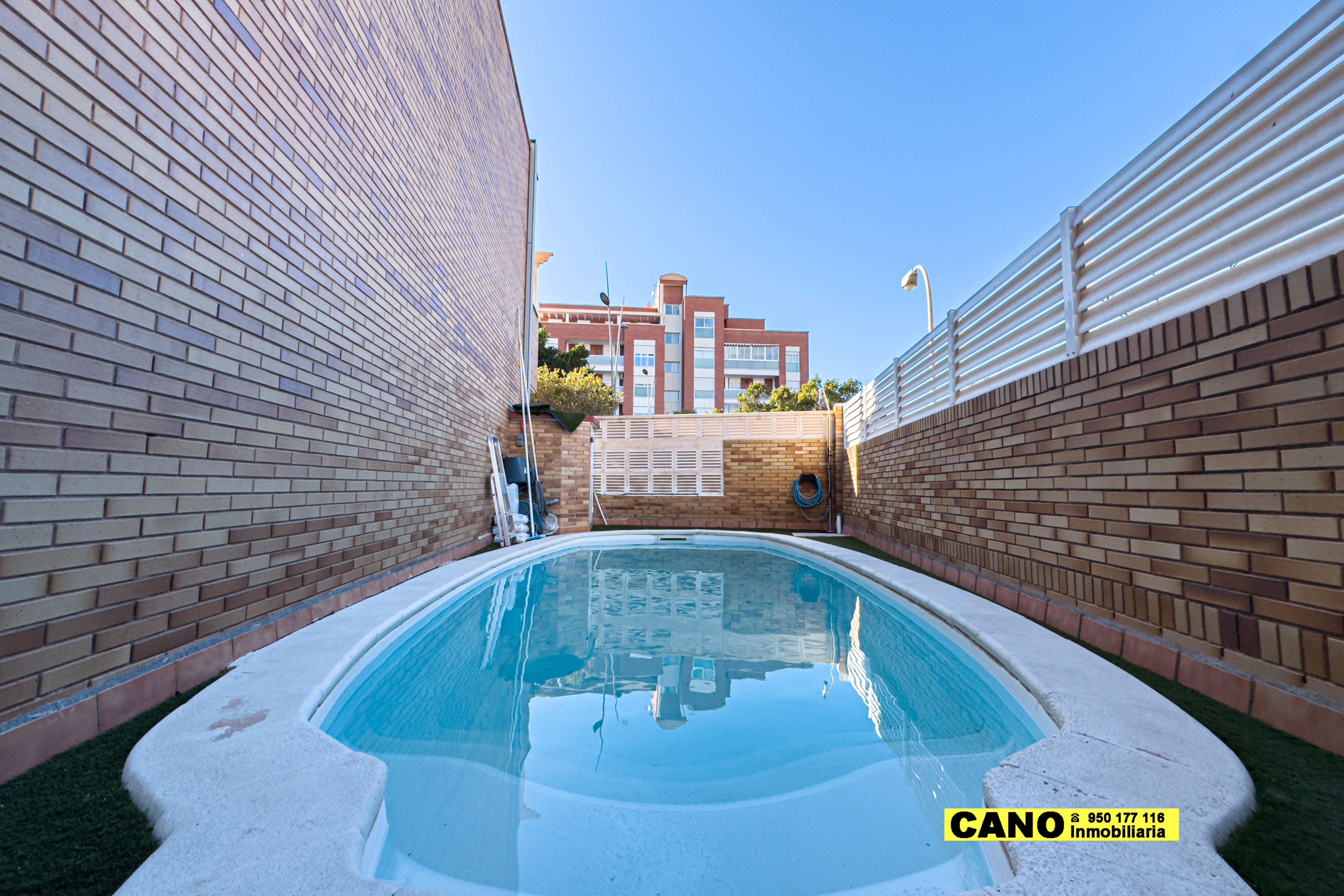 Piscina de Casa o xalet en venda en  Almería Capital amb Aire condicionat, Calefacció i Terrassa