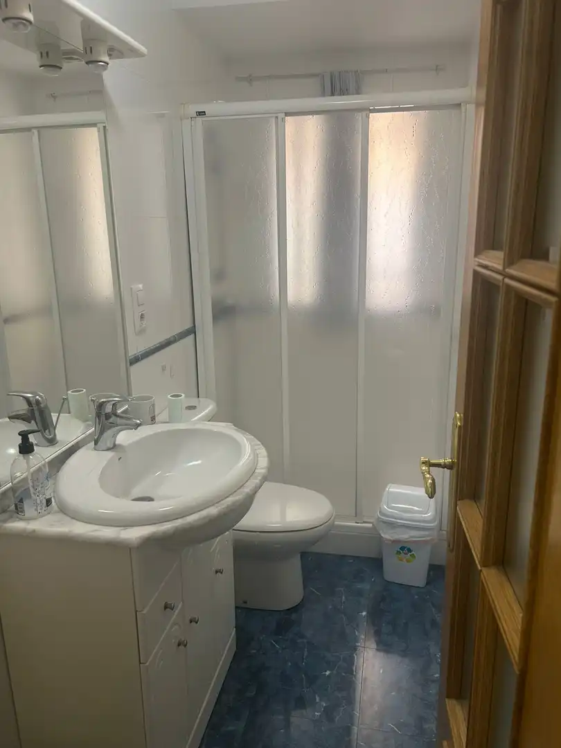 Baño de Piso para compartir en Granada