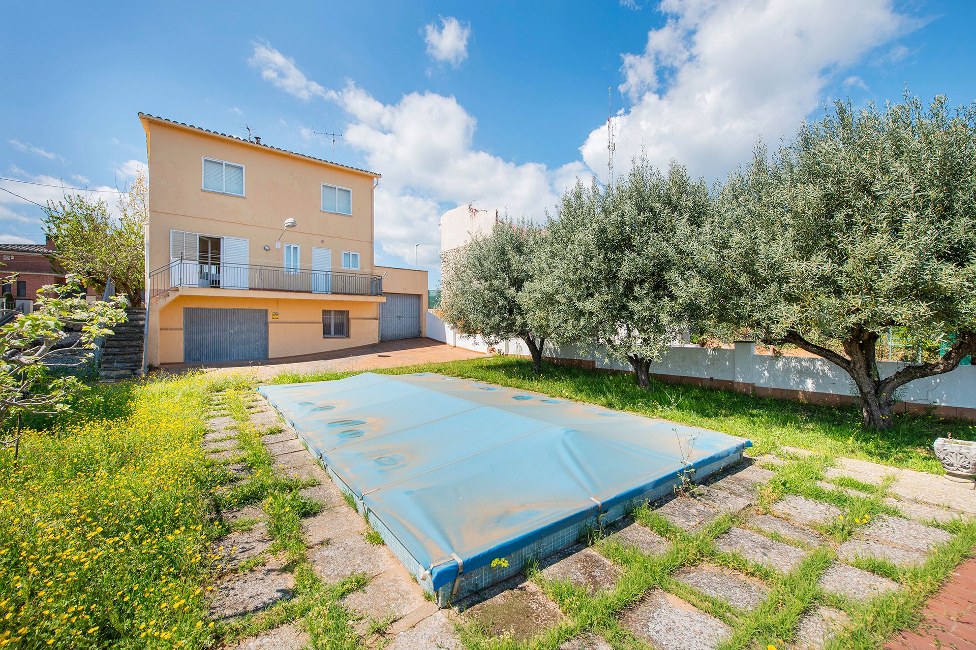 Vista exterior de Casa o xalet en venda en Banyoles amb Calefacció, Jardí privat i Traster