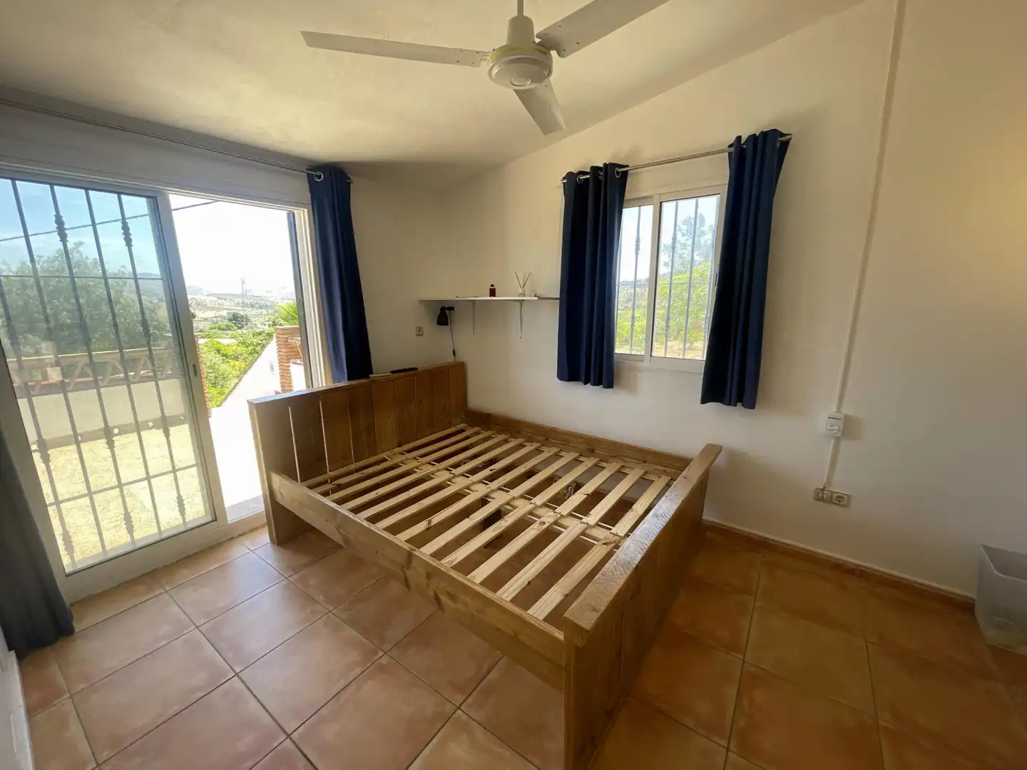 Dormitori de Finca rústica en venda en Álora amb Aire condicionat, Calefacció i Jardí privat