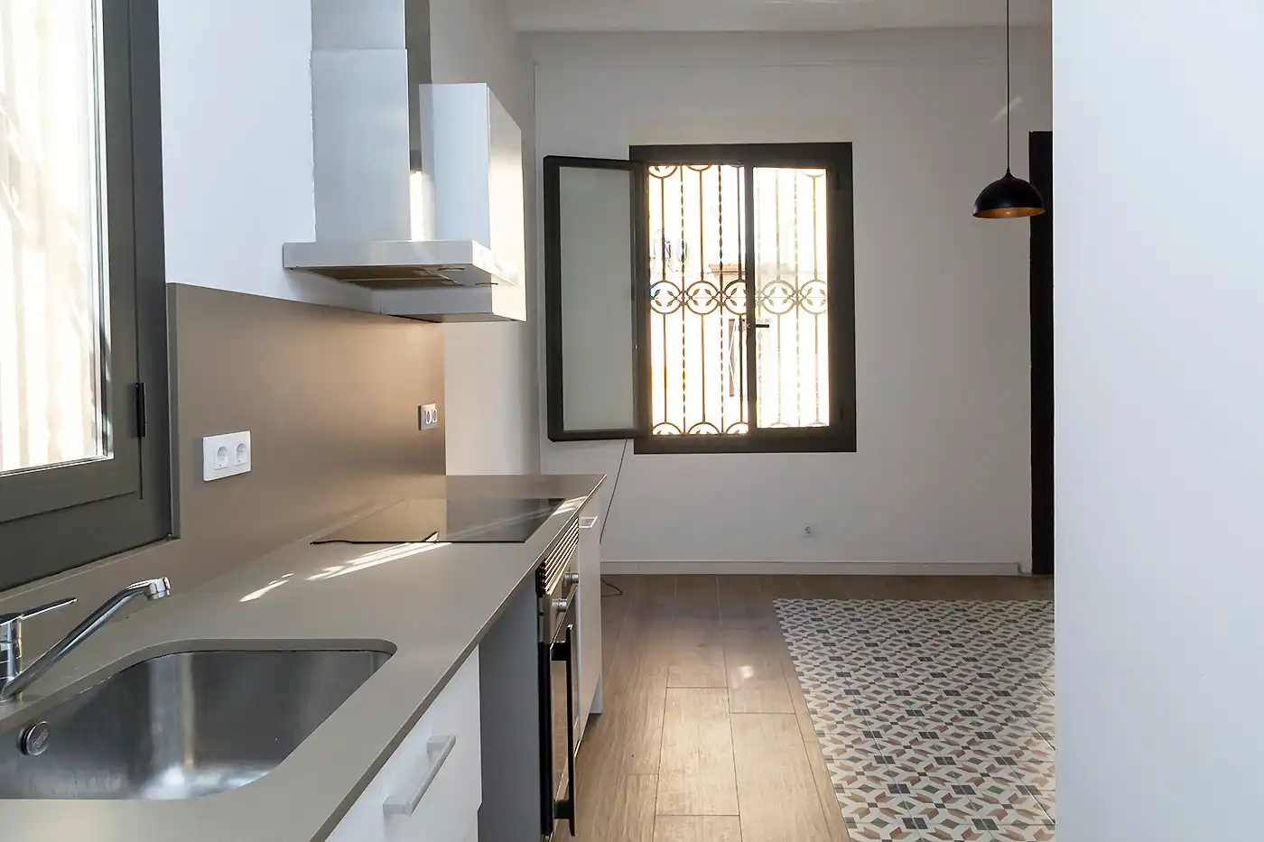 Cuina de Planta baixa en venda en Cornellà de Llobregat amb Calefacció