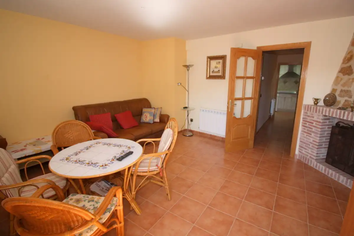 Sala d'estar de Casa o xalet en venda en Pedro Bernardo amb Calefacció, Terrassa i Moblat