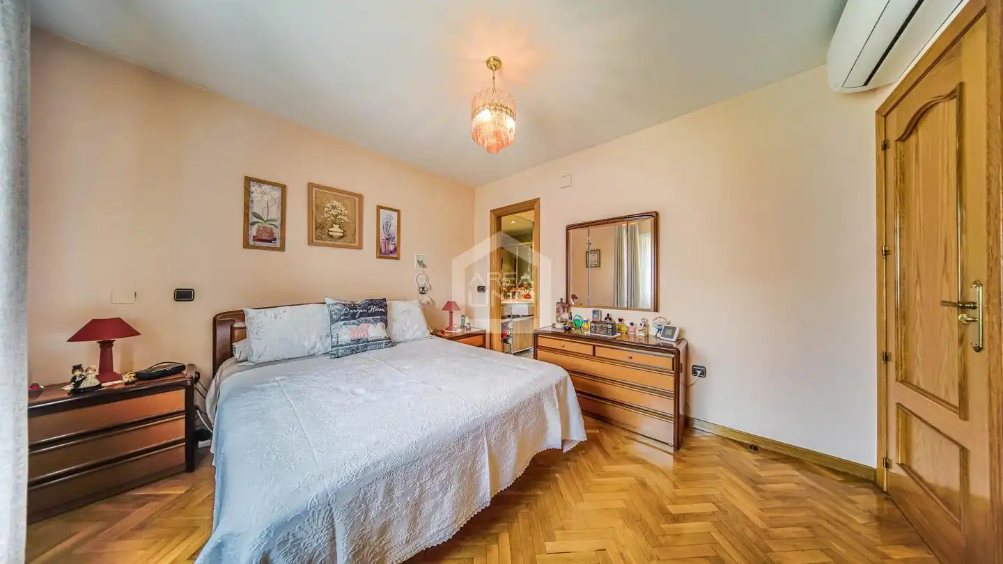 Dormitori de Casa adosada en venda en Alcorcón amb Aire condicionat, Calefacció i Parquet