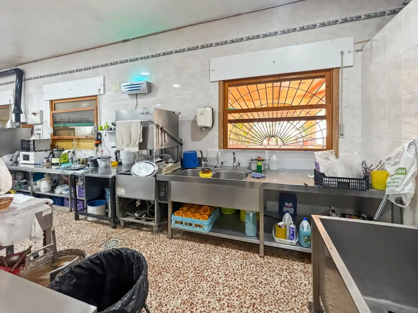 Küche von Geschaftsraum zur Miete in La Romana mit Klimaanlage und Möbliert
