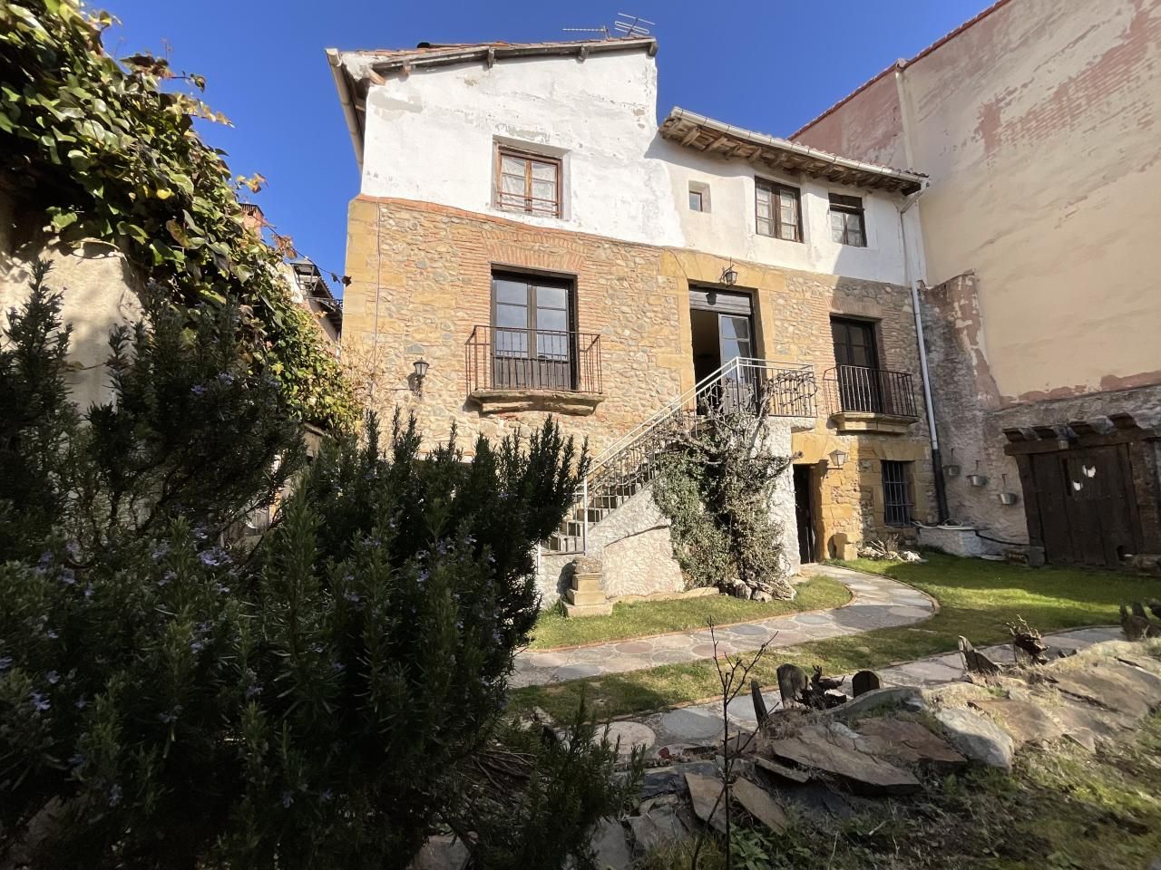Vista exterior de Casa o xalet en venda en Santo Domingo de la Calzada amb Jardí privat i Moblat