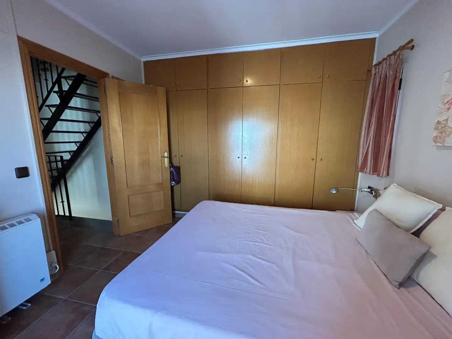 Schlafzimmer von Einfamilien-Reihenhaus zum Verkauf in Cullera mit Klimaanlage, Privatgarten und Terrasse