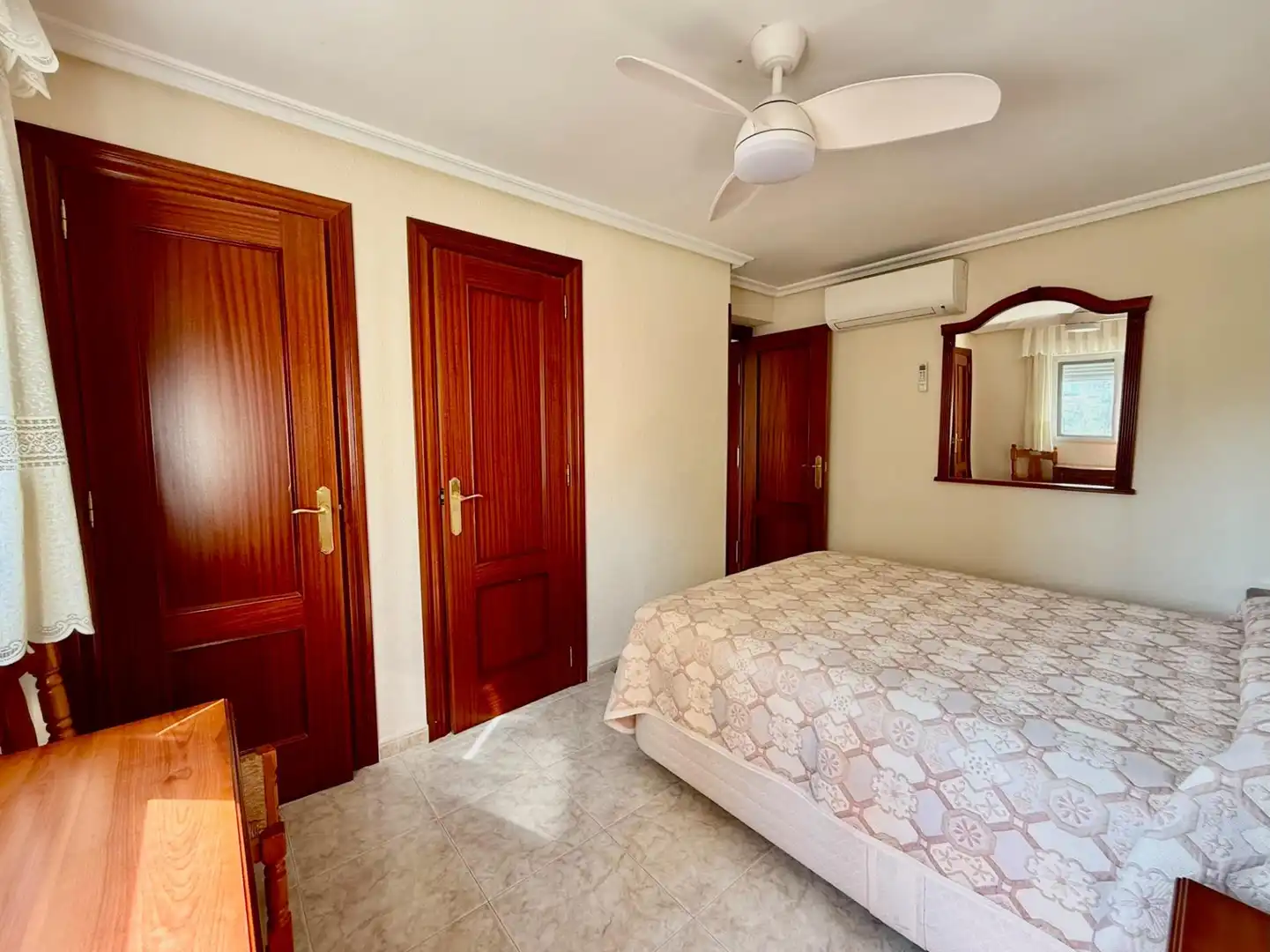 Dormitori de Apartament en venda en Benidorm amb Aire condicionat, Terrassa i Moblat