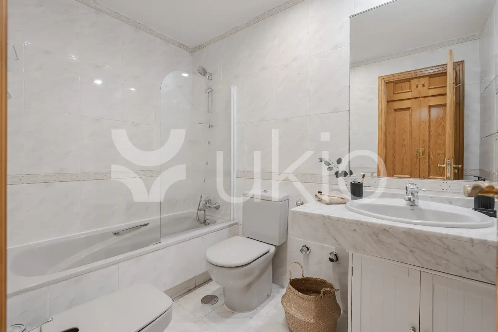 Bany de Apartament de lloguer en Madrid amb Aire condicionat, Calefacció i Moblat