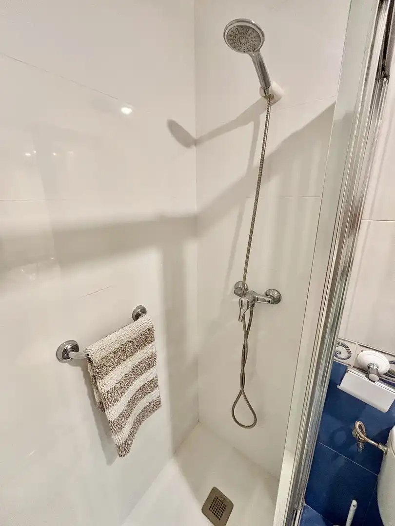 Baño de Piso en venta en Oviedo  con Calefacción, Jardín privado y Parquet