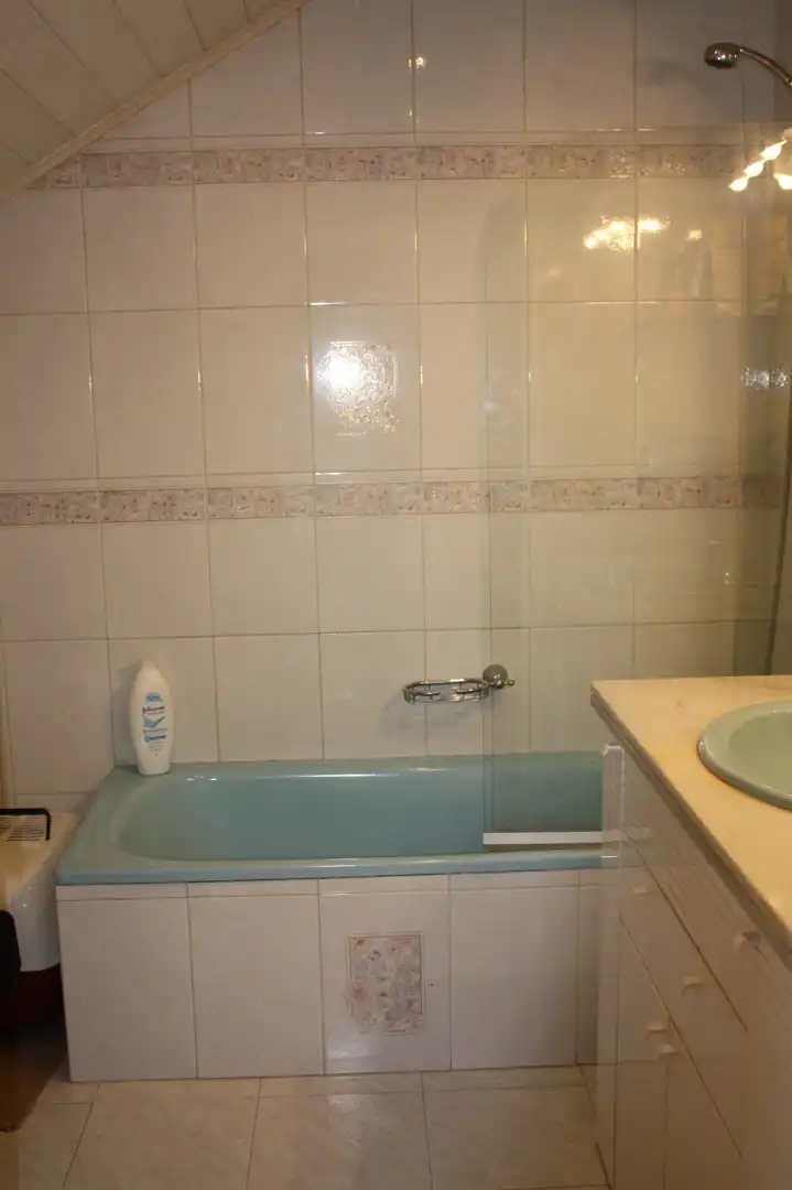 Badezimmer von Einfamilien-Reihenhaus zum Verkauf in Oviedo  mit Heizung, Privatgarten und Parkett
