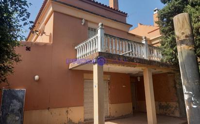 Vista exterior de Casa o xalet en venda en Palomares del Río amb Jardí privat, Terrassa i Piscina