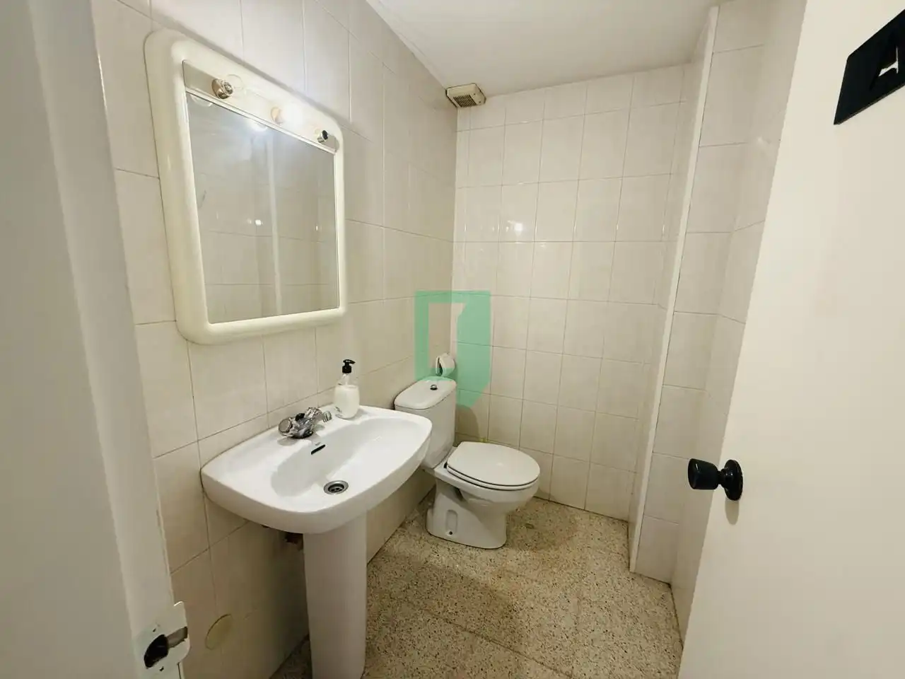 Badezimmer von Geschaftsraum zum Verkauf in Badalona mit Klimaanlage