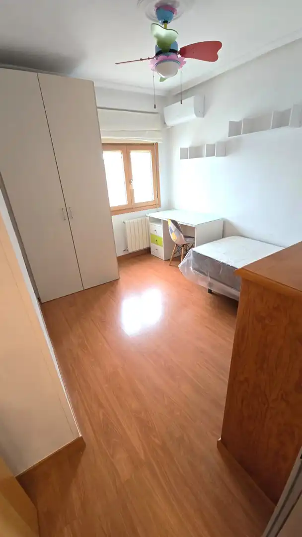 Dormitori de Apartament de lloguer en Cáceres amb Aire condicionat, Calefacció i Moblat