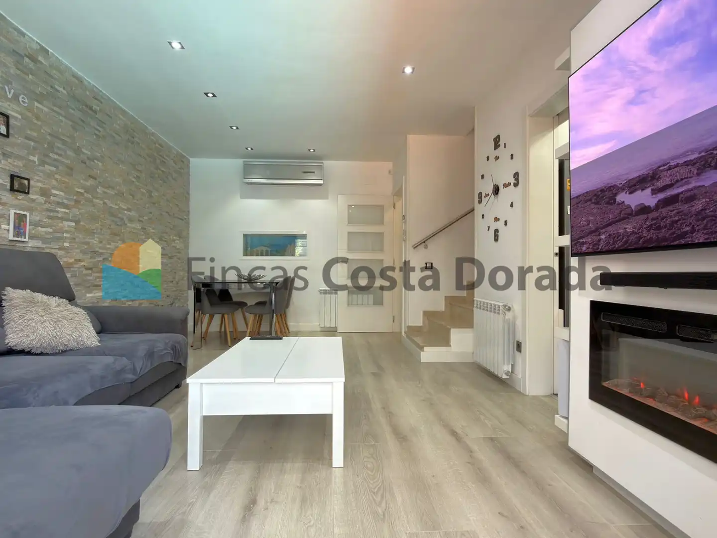 Sala d'estar de Casa adosada en venda en Cubelles amb Aire condicionat, Calefacció i Jardí privat