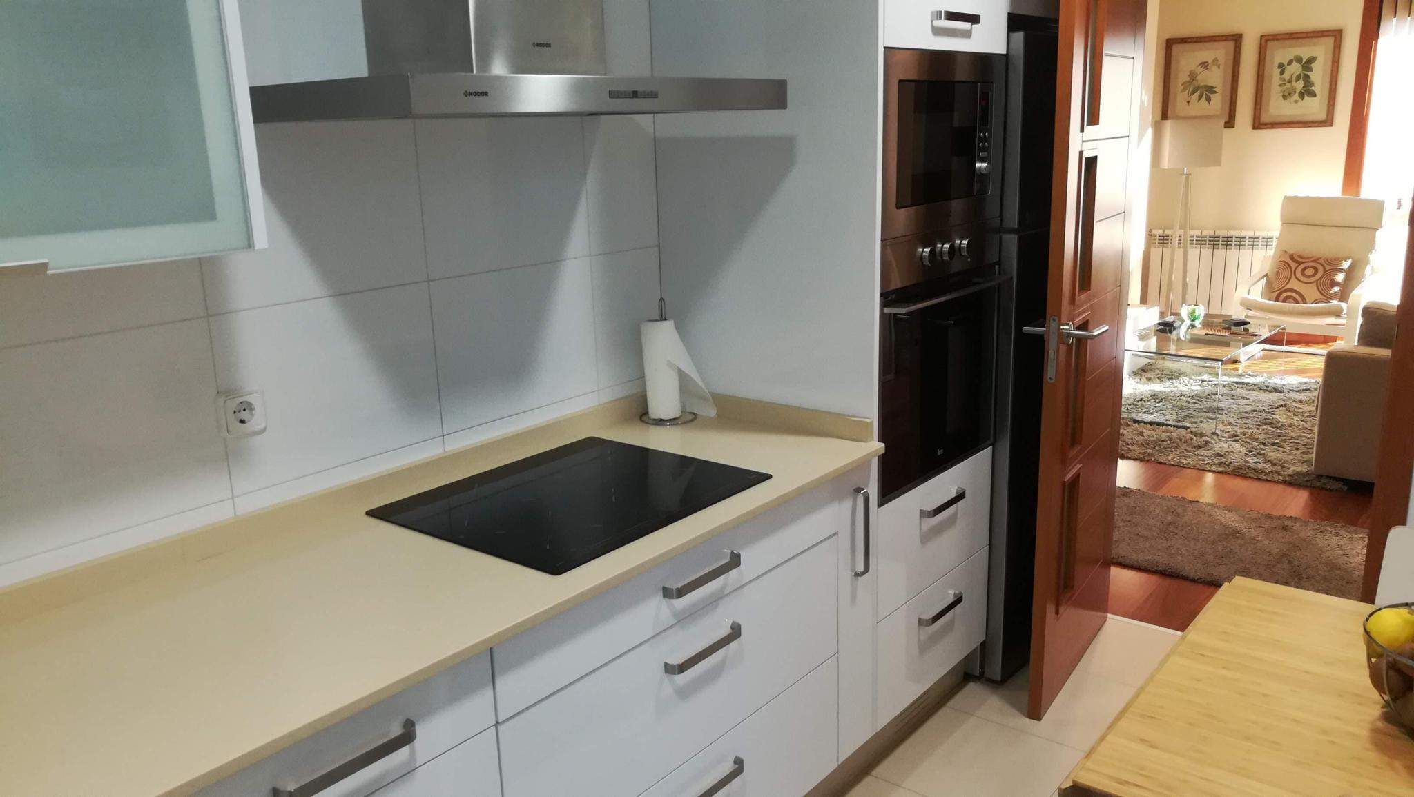 Cuina de Apartament de lloguer en Pontevedra Capital  amb Calefacció, Parquet i Terrassa