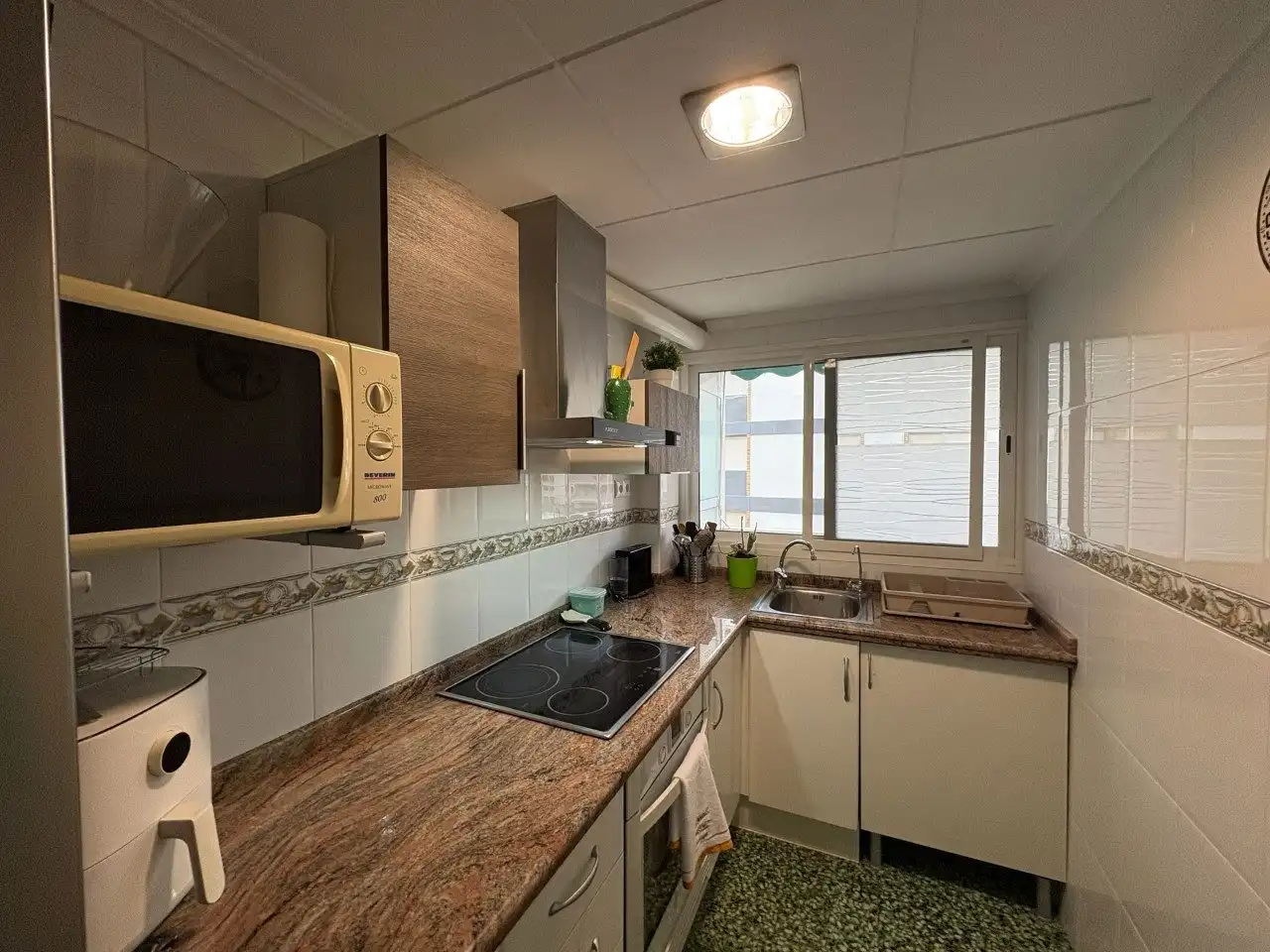 Küche von Wohnung zum Verkauf in Cullera mit Klimaanlage, Privatgarten und Terrasse