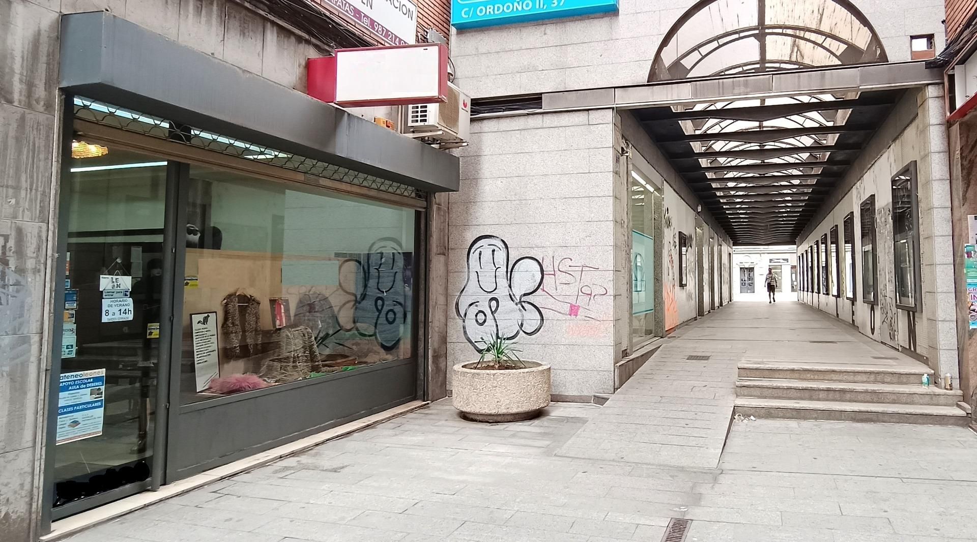 Vista exterior de Local en venta en León Capital  con Aire acondicionado