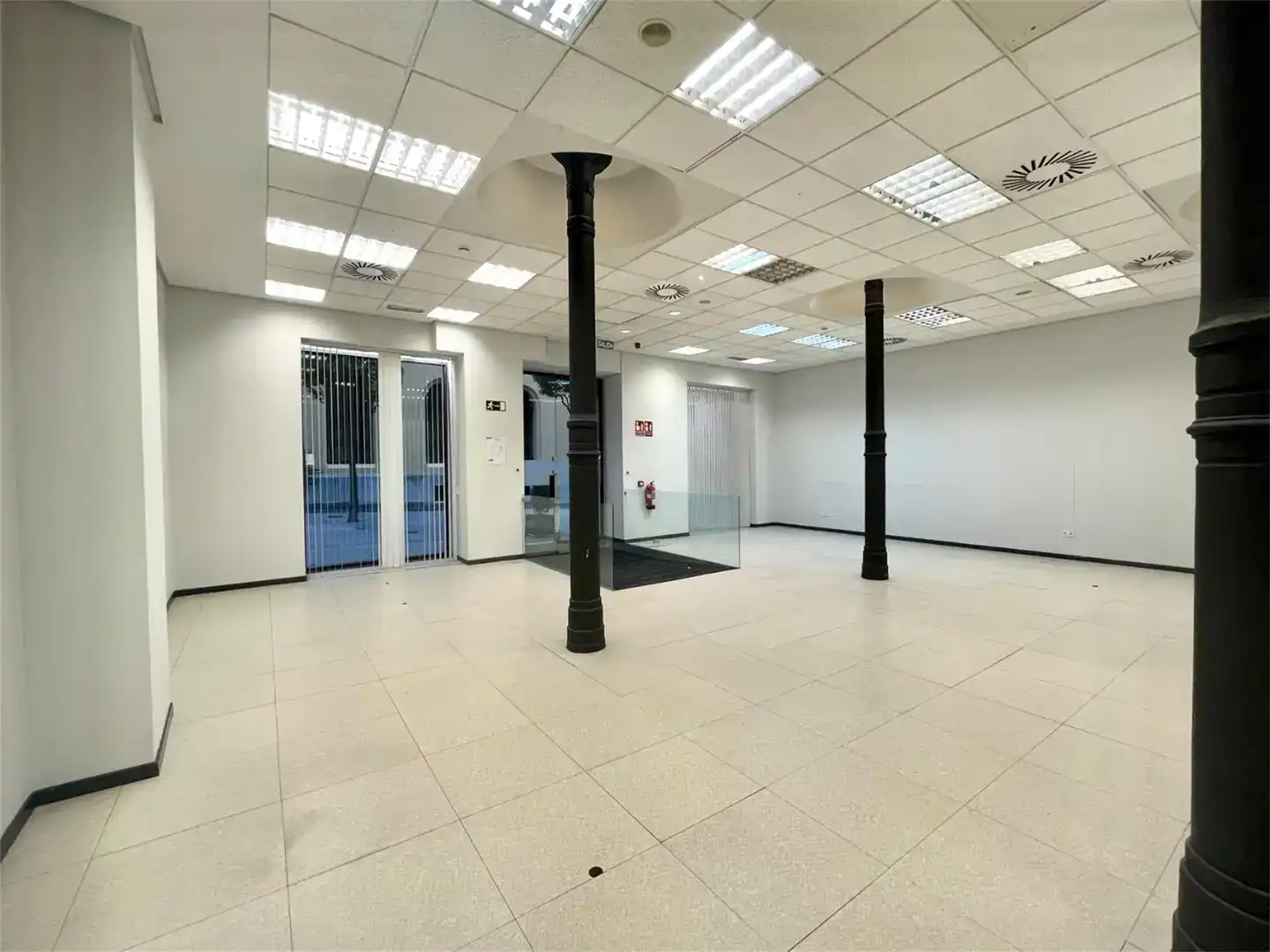 Local de lloguer en Oviedo  amb Aire condicionat