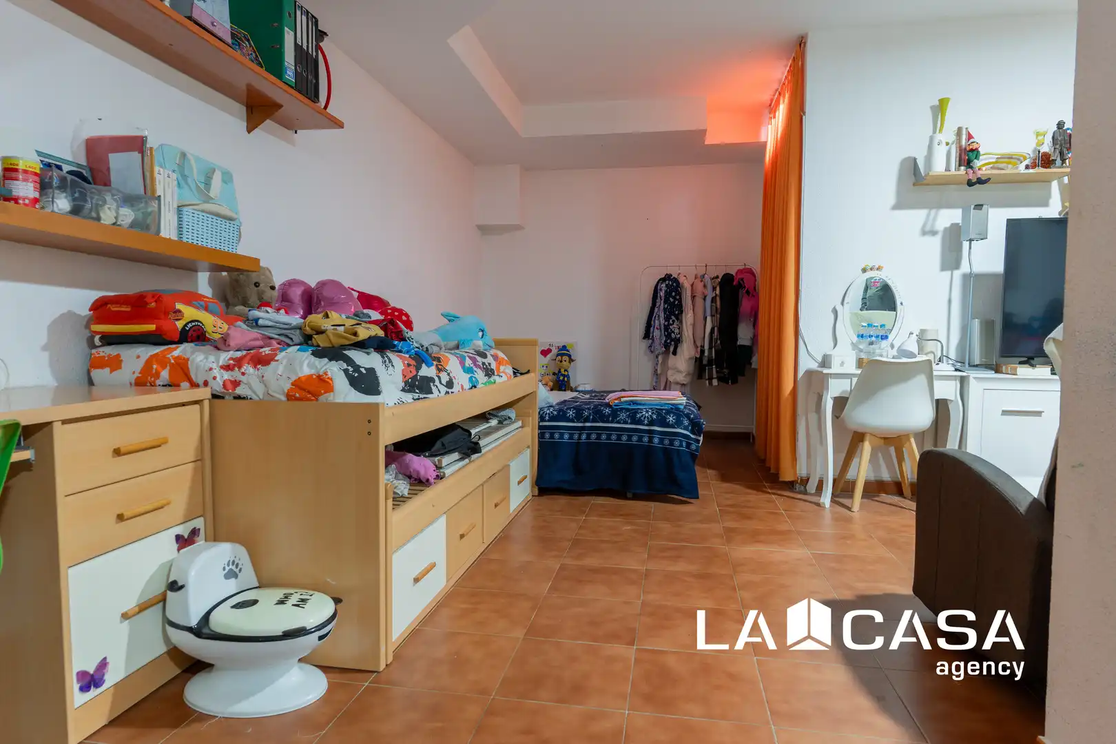 Dormitori de Casa adosada en venda en Dos Hermanas amb Aire condicionat i Terrassa
