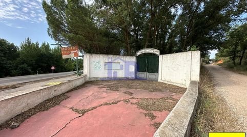 Finca con construcciones a reformar y acceso desde carretera