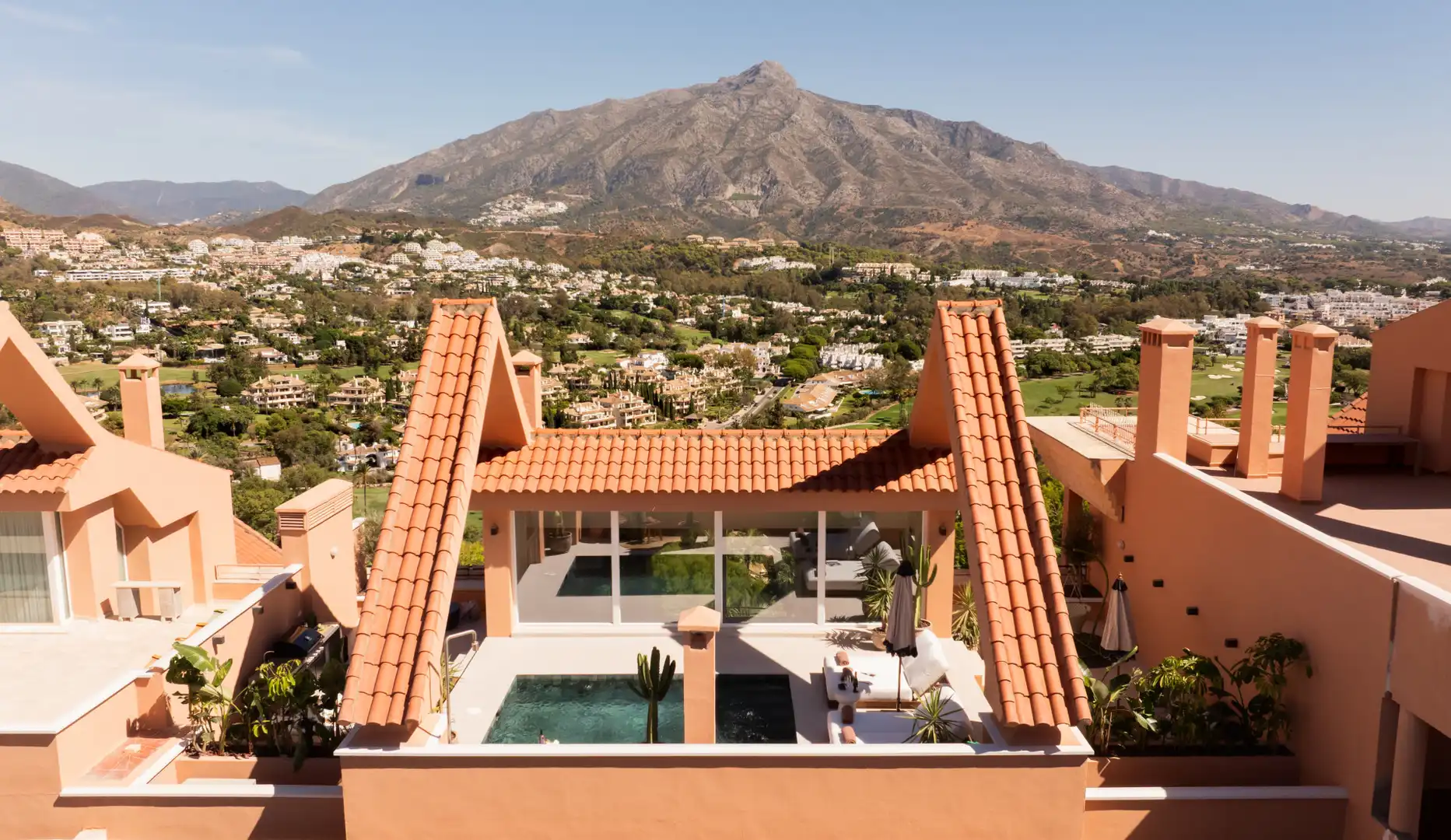 Vista exterior de Àtic en venda en Marbella amb Aire condicionat, Terrassa i Piscina