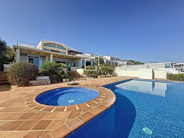 Villa avec balcon à vendre à Fornells