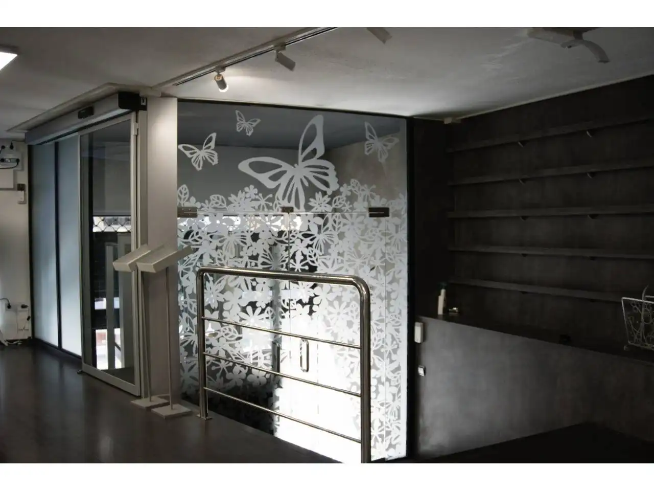 Commercial properties for rent in Manresa  with Air Conditioner and Alarm