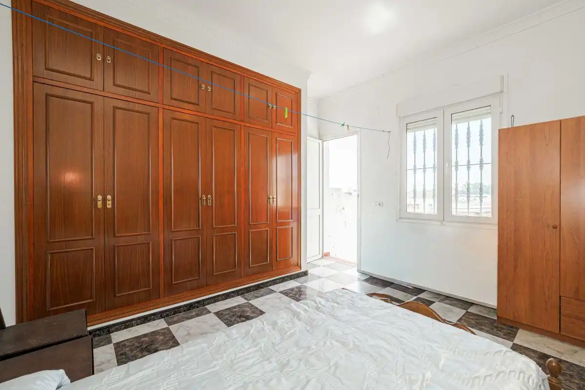 Dormitori de Casa adosada en venda en Pilas amb Calefacció, Terrassa i Balcó