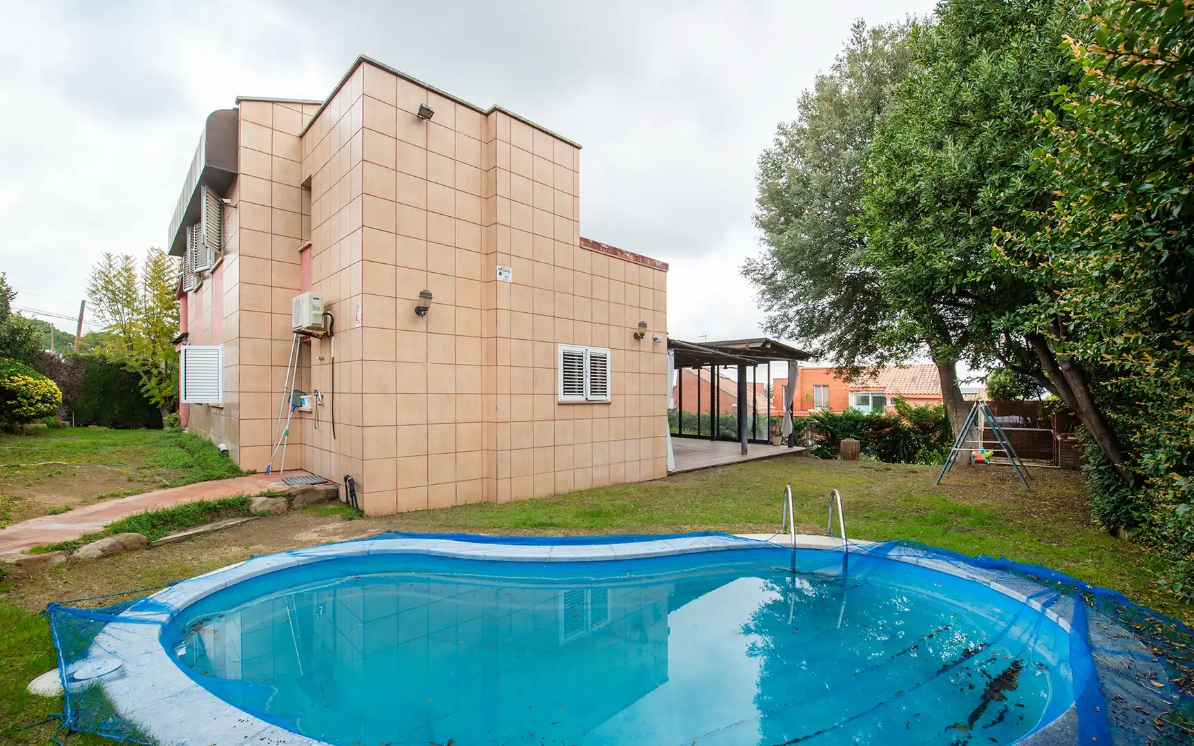 Piscina de Casa o chalet en venta en Sant Boi de Llobregat con Aire acondicionado, Jardín privado y Trastero