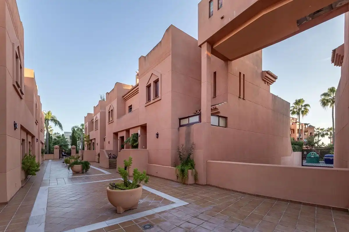 Vista exterior de Casa adosada en venta en Motril con Terraza, Balcón y Piscina comunitaria
