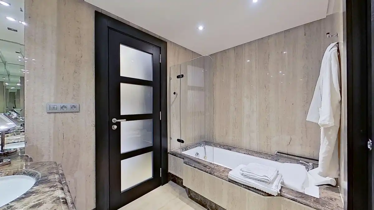 Baño de Ático en venta en Marbella con Aire acondicionado, Terraza y Sauna