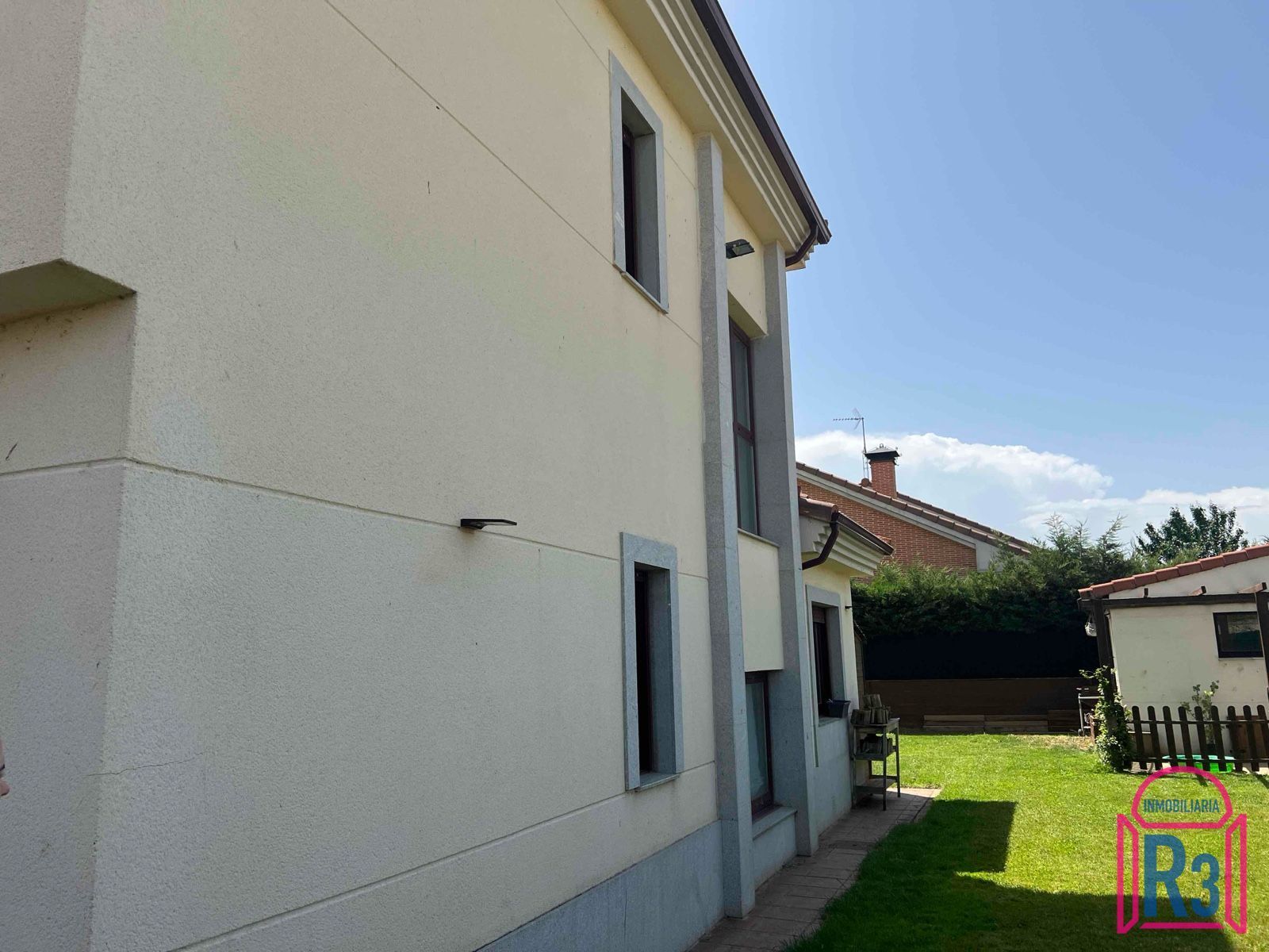 Vista exterior de Casa o xalet en venda en Villaquilambre amb Calefacció i Traster