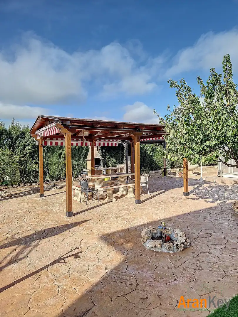 Terrassa de Casa o xalet en venda en Colmenar de Oreja amb Aire condicionat, Calefacció i Jardí privat