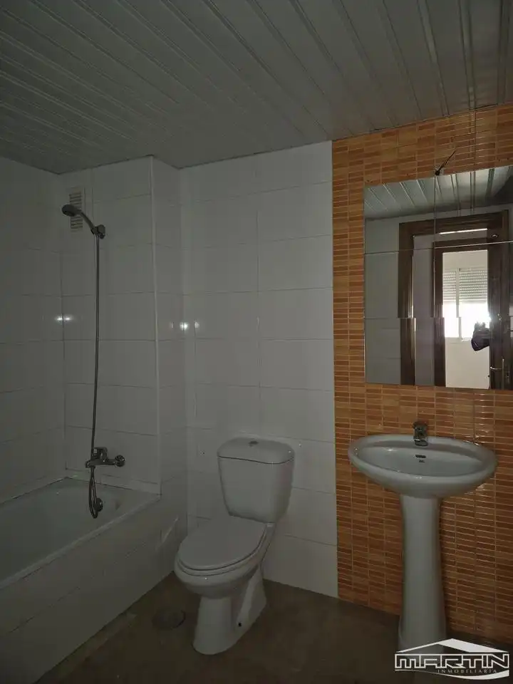 Baño de Piso de alquiler en Lucena con Aire acondicionado, Terraza y Piscina comunitaria
