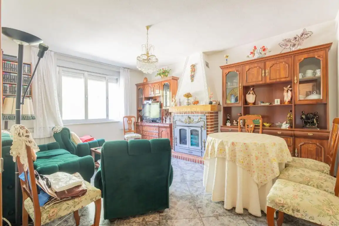 Sala d'estar de Finca rústica en venda en Villagonzalo de Tormes amb Calefacció, Jardí privat i Traster