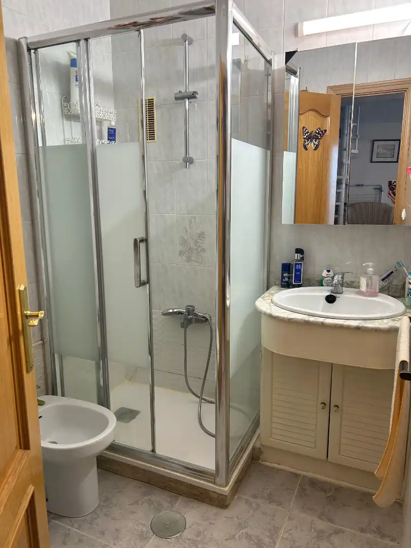 Badezimmer von Einfamilien-Reihenhaus zum Verkauf in Santa Cruz del Retamar mit Klimaanlage, Heizung und Privatgarten