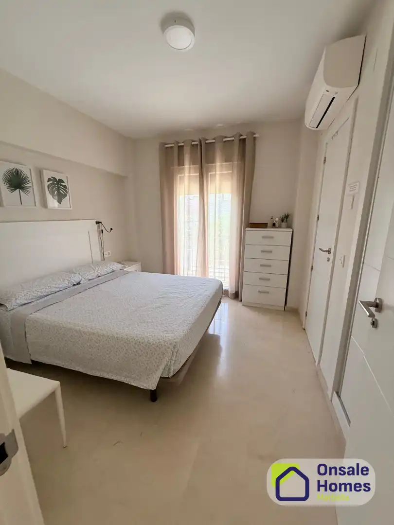 Habitación de Casa adosada de alquiler con opción a compra en Marbella con Terraza, Amueblado y Piscina comunitaria
