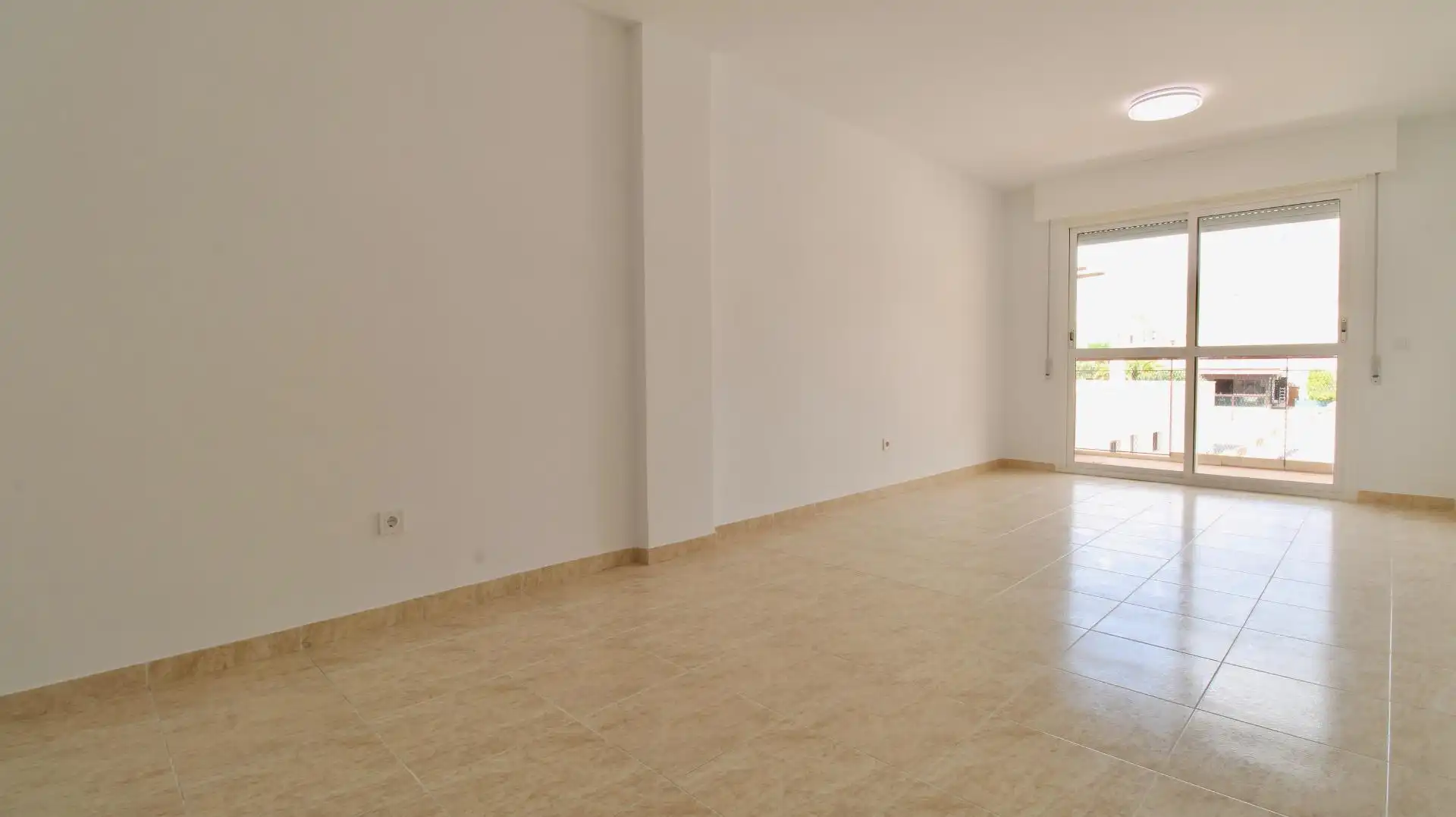 Piso en venta en Roquetas de Mar con Jardín privado, Terraza y Piscina comunitaria