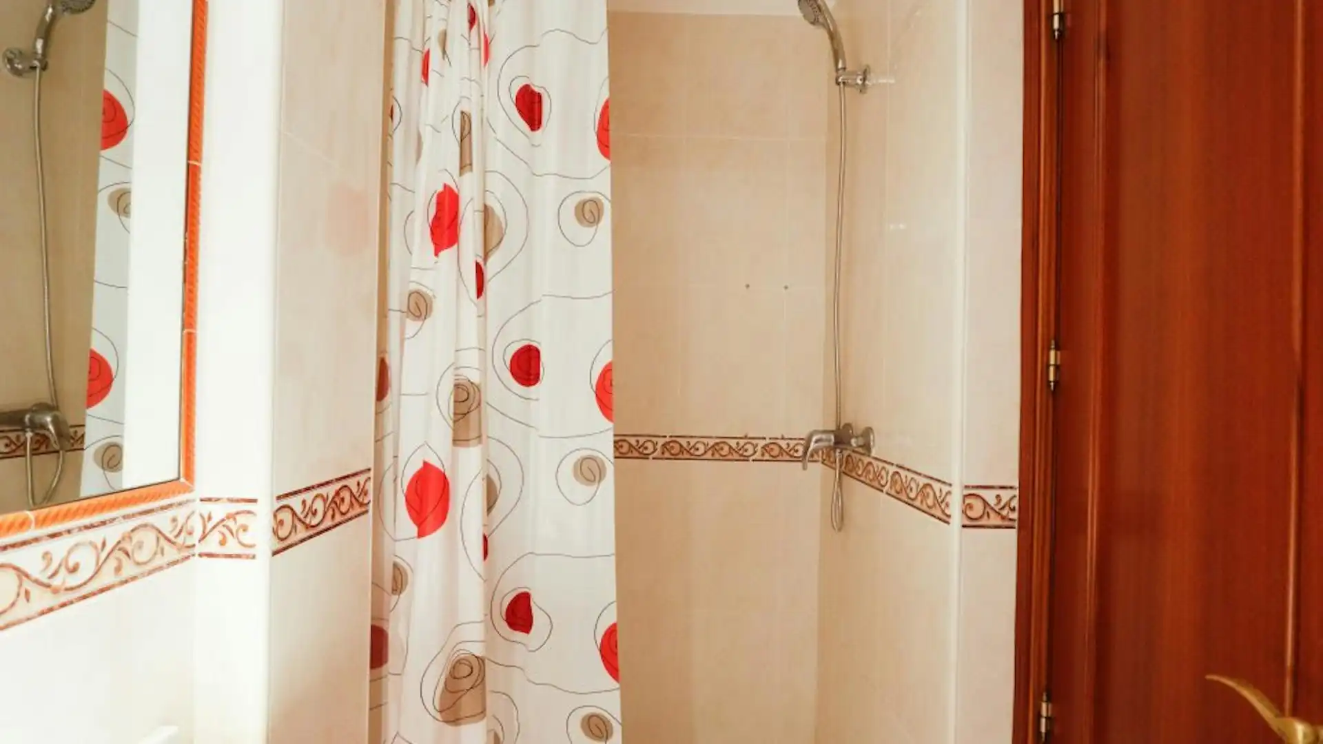 Badezimmer von Wohnung zur Miete in Madrid mit Möbliert und Waschmaschine