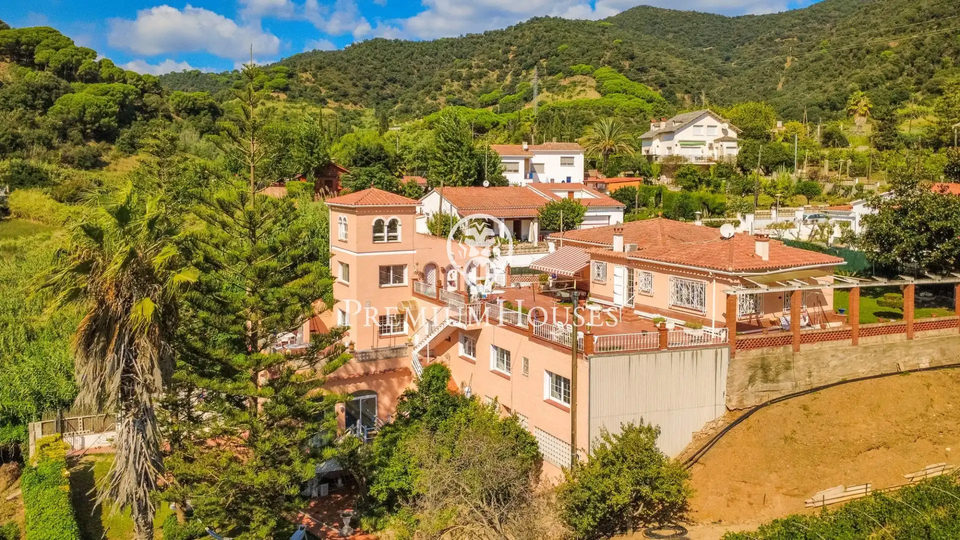 Vista exterior de Casa o xalet en venda en Calella amb Aire condicionat, Calefacció i Jardí privat
